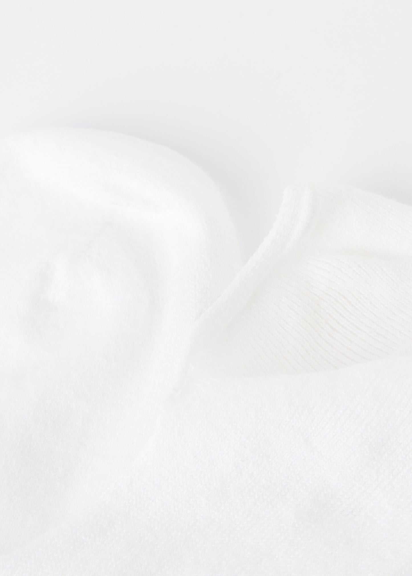 Unisex cool and breathable cotton and linen invisible socks.